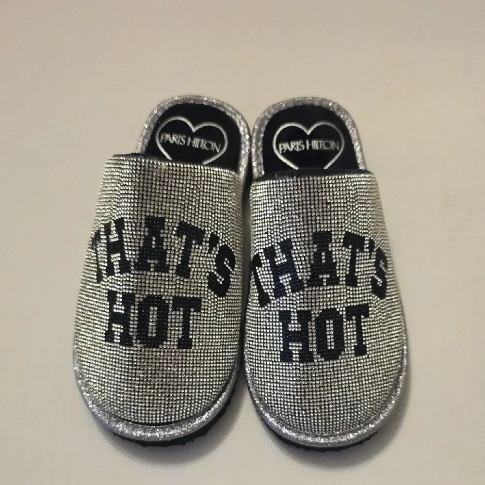BRAND NEW PARIS HILTON SLIVING  GLITTER RHINESTONE SLIPPERS  THAT's HOT WRITING